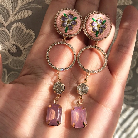 ☀️NEW☀️Embroidered & Rhinestone Earrings - Picture 6 of 6